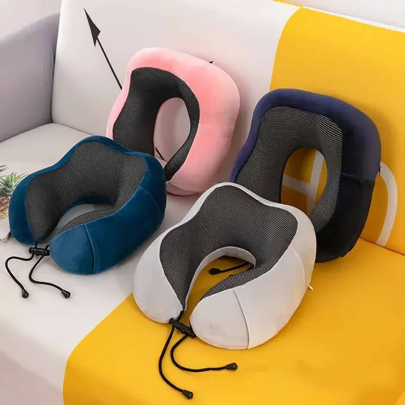 Almofada cervical em espuma Memory Foam Lumivah para viagens, com design ergonômico em formato U e tecido respirável.
