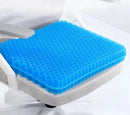 Almofada azul de gel respirável Lumivah em formato de colmeia sobre cadeira de escritório.