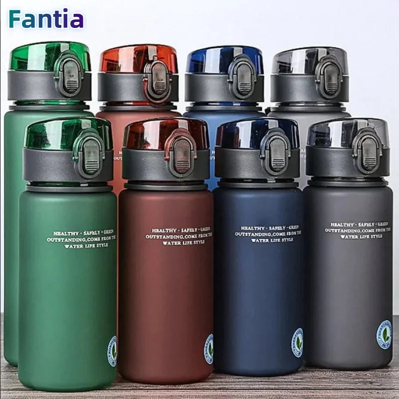 Garrafa Esportiva Premium Lumivah™ com trava de segurança e abertura rápida, ideal para academia, trabalho, caminhadas e uma rotina de hidratação saudável.